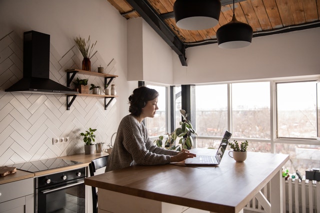 Pros and Cons of Doing a Side Hustle